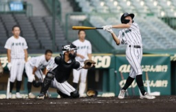 　甲子園で練習する津田学園ナイン