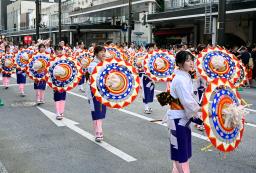 　「鳥取しゃんしゃん祭」の一斉傘踊りで、色鮮やかな傘を手に練り歩く踊り手ら＝１４日午後、鳥取市