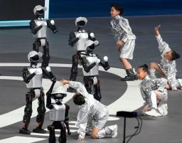 　北京市内で行われた人型ロボットによる世界スポーツ大会の開幕式＝１４日（共同）