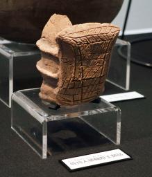 　奈良県立橿原考古学研究所付属博物館の速報展で公開されている「盾持人埴輪」を模したミニチュア