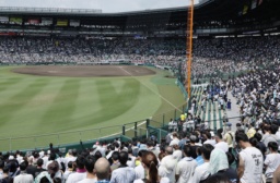 　全国高校野球選手権大会が開催されている甲子園球場で、戦没者を悼み黙とうする観客ら＝１５日正午