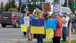 　１４日、米ロ首脳会談が開催される米アラスカ州アンカレジで抗議デモに参加する人たち（共同）