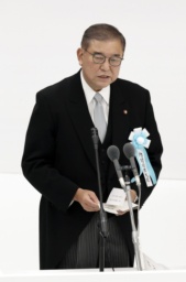 　全国戦没者追悼式で式辞を述べる石破首相＝１５日午前１１時５５分、東京・日本武道館