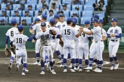 　佐賀北に勝利した明豊＝甲子園