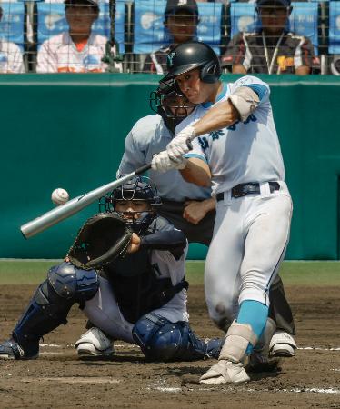 　山梨学院―岡山学芸館　５回表山梨学院２死一、二塁、萬場が左中間に２点二塁打を放つ。捕手佐藤滉＝甲子園