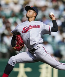 　尽誠学園戦の６回から２番手で登板した京都国際・西村＝甲子園