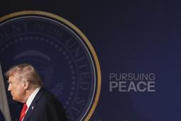 　トランプ米大統領＝１５日、アンカレジ（ＡＰ＝共同）