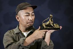 　「旅と日々」がロカルノ国際映画祭で最高賞を受賞した三宅唱監督＝１６日、ロカルノ（Ｋｅｙｓｔｏｎｅ提供・ＡＰ＝共同）