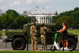 　１６日、米ワシントンのホワイトハウス前を巡回する州兵ら（ＡＰ＝共同）