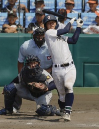 　仙台育英―沖縄尚学　タイブレークの１１回表沖縄尚学１死二塁、宜野座が左越えに適時三塁打を放つ。捕手川尻＝甲子園