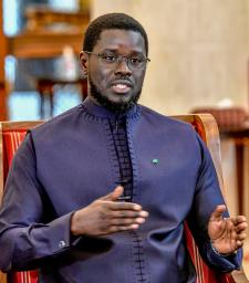 　セネガル・ダカールでインタビューに応じるジョマイ・ファイ大統領＝１４日（中野智明氏撮影・共同）