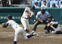 　東洋大姫路―西日本短大付　５回表東洋大姫路２死一、二塁、白鳥が中前に適時打を放つ。投手中野、捕手山下＝甲子園