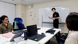 　愛知県新城市役所で、職場環境の改善について話し合う特命チーム「Ｚ世代課」のメンバー＝７月