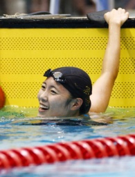 　女子２００メートル平泳ぎ　大会新の２分２４秒６３で優勝した常総学院・中沢心暖＝ひろしんビッグウェーブ