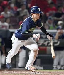 　４回ヤクルト１死満塁、内山が中前に２点打を放つ＝マツダ