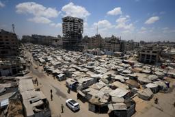 　イスラエル軍による攻撃から避難したパレスチナの人たちのテント＝１７日、パレスチナ自治区ガザ市（ロイター＝共同）