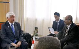 　訪問先のアフリカ東部ジブチでオマル外相（右）と会談する中谷防衛相＝１７日（共同）
