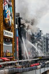 　大阪・道頓堀で発生したビル火災＝１８日午前１０時１８分