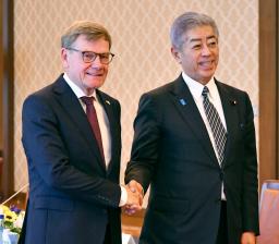 　ドイツのワーデフール外相（左）と握手する岩屋外相＝１８日午前、東京都内