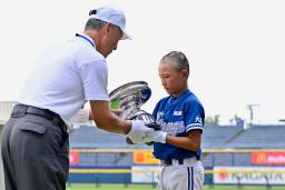 　小学生野球の高円宮賜杯第４５回全日本学童軟式野球大会マクドナルド・トーナメントを制し、賜杯を授与される長曽根ストロングス主将の森川（右）＝ハードオフ新潟