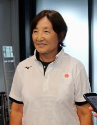 　ワールドゲームズから帰国し、取材に応じるソフトボール女子日本代表の宇津木監督＝１８日、成田空港