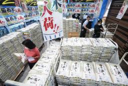 　政府が随意契約で放出した備蓄米を買い求める人＝６月、東京都大田区