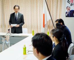 　自民党の総裁選挙管理委員会であいさつする逢沢一郎委員長（左）＝１９日午前、東京・永田町の党本部