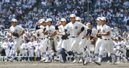 　関東第一に勝利し、駆け出す日大三ナイン＝甲子園