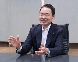 　取材に応じる日本製紙の瀬辺明社長