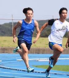 　練習する石川・星稜高の清水空跳（左）＝金沢市