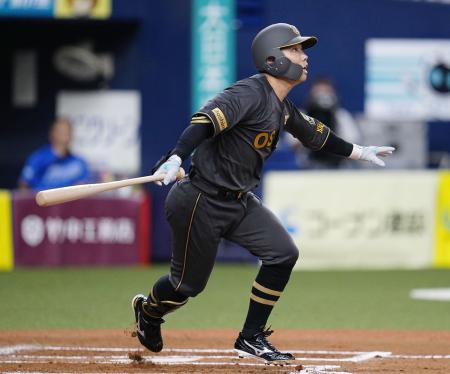 　６回阪神２死一、三塁、代打糸原が右前に適時打を放つ＝京セラドーム