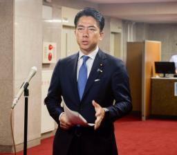 　記者団の取材に応じる小泉農相＝２０日午前、農水省