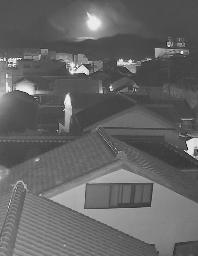 　和歌山県那智勝浦町に設置した定点カメラが捉えた、火球とみられる光の玉＝１９日午後１１時８分（赤外線映像）