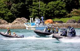 　反捕鯨団体による妨害行為を想定した海保の警備訓練＝２０日午後、和歌山県太地町