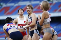 　女子１００メートル障害で優勝した清山ちさと（右から２人目）＝日産スタジアム