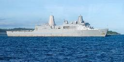 　火災が発生した米海軍の艦船「ニューオーリンズ」＝２０日午後、沖縄県うるま市沖（中城海上保安部提供）