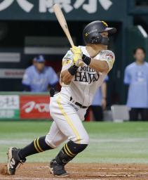 　７回ソフトバンク１死二塁、代打中村が右中間に適時二塁打を放つ＝みずほペイペイドーム