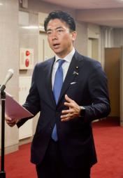 　記者団の取材に応じる小泉農相＝２０日午前、農水省