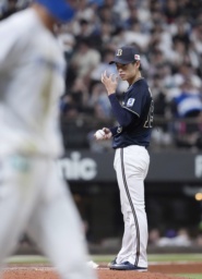 　６回、日本ハム・石井（手前）に二者連続となる押し出し四球を許したオリックス・山岡＝エスコンフィールド