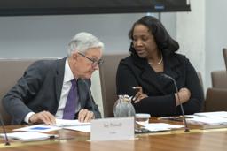 　米ＦＲＢの会合前にパウエル議長（左）と言葉を交わすクック理事＝６月、ワシントン（ＡＰ＝共同）