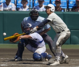 　日大三―県岐阜商　タイブレークの１０回表１死二、三塁、近藤が中前に決勝打を放つ。捕手小鎗＝甲子園