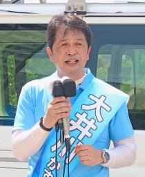 　茨城県知事選が告示され、第一声を上げる大井川和彦氏＝２１日午前、水戸市