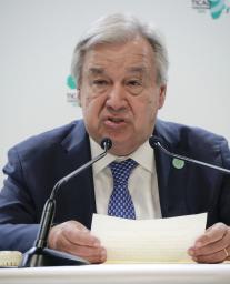 　記者会見する国連のグテレス事務総長＝２１日午前、横浜市