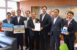 　国交省を訪れ、要望書を手渡す四国新幹線整備促進期成会の長井啓介会長（中央左）ら＝２１日午後