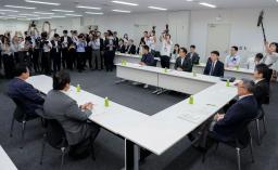 　ガソリン税に上乗せされている暫定税率の廃止に関する実務者協議＝２１日午後、国会