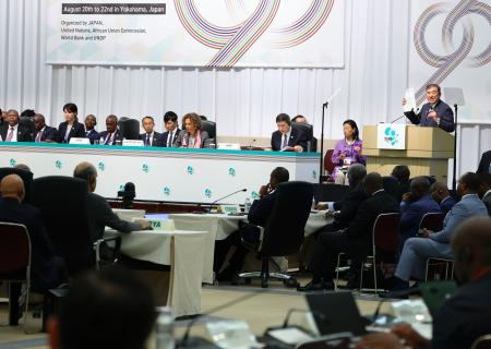 　第９回「アフリカ開発会議（ＴＩＣＡＤ）」の閉会式で、あいさつする石破首相（奥右端）＝２２日午前、横浜市（代表撮影）