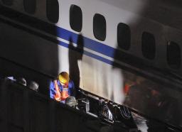 　床下から発煙が確認され、ＪＲ岐阜羽島駅に停車中の東海道新幹線こだま７６４号。９号車の外壁が黒く汚れていた＝１６日