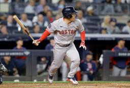 　ヤンキース戦の４回、二塁打を放つレッドソックス・吉田＝ニューヨーク（ゲッティ＝共同）