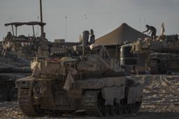 　パレスチナ自治区ガザとの境界近くに展開する戦車＝２１日、イスラエル側から撮影（ＡＰ＝共同）