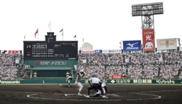 　甲子園球場で始まった全国高校野球選手権大会決勝の日大三―沖縄尚学戦＝２３日